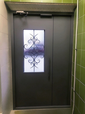 Дверь с армированным стеклом и решеткой в МКД