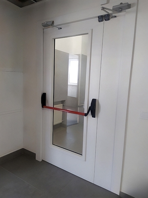 Дверь с ручкой push-bar